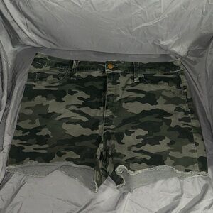 Universal Thread Camouflage Women's Shorts